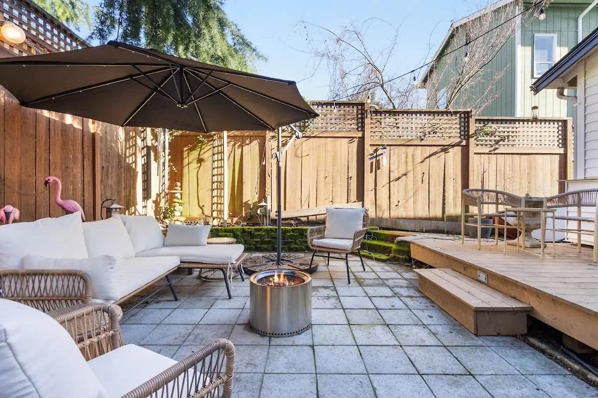 Urban Oasis With Cedar Hot Tub location