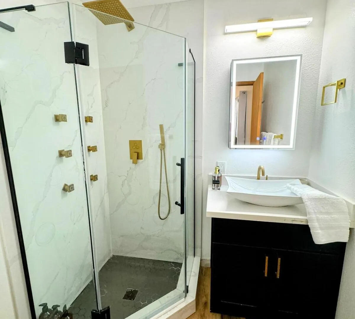 Holiday home Urban Oasis With Cedar Hot Tub Villa Seattle United States