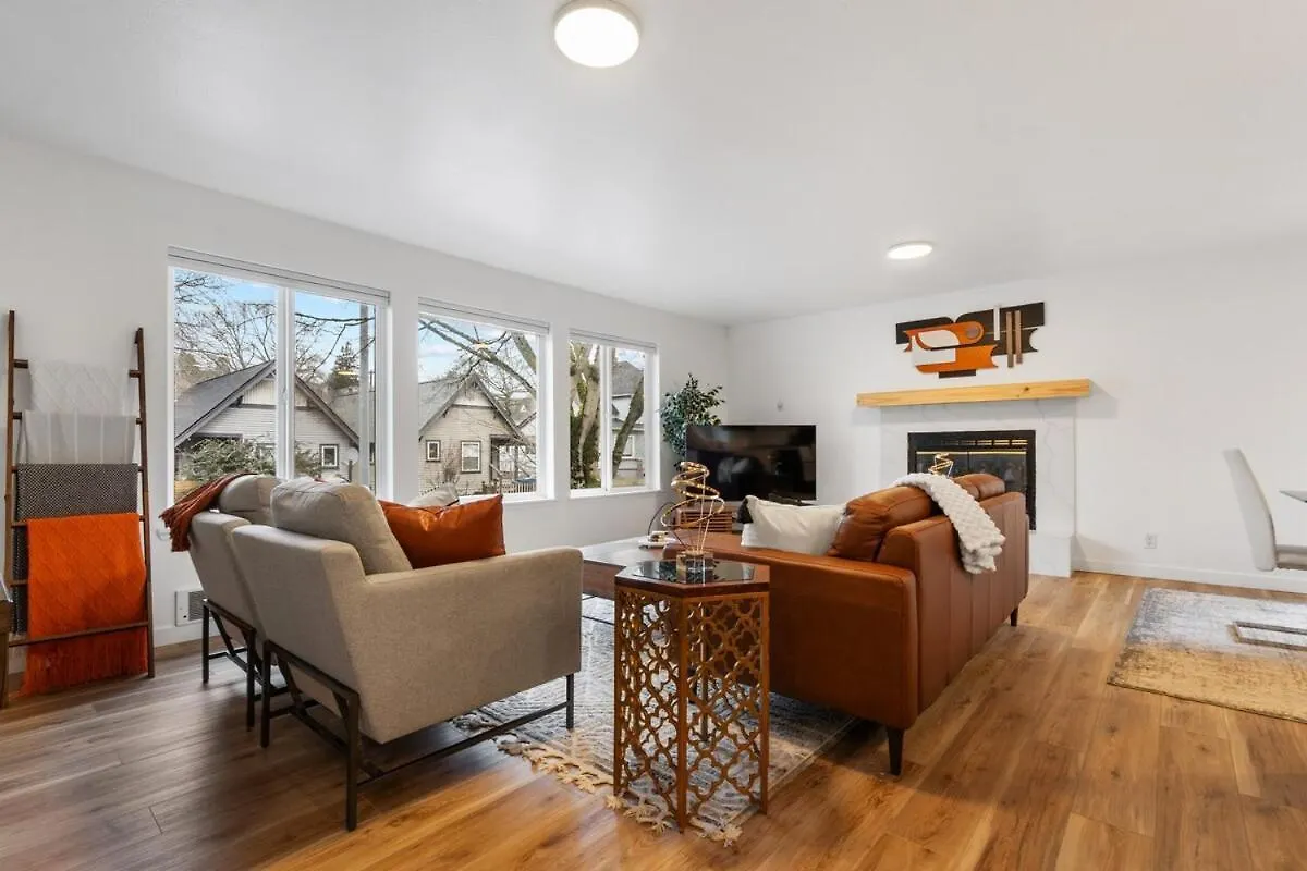 Urban Oasis With Cedar Hot Tub Villa Seattle Holiday home